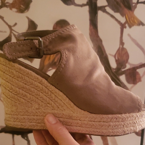 Elegant Beige Wedge Sandals - Picture 2 of 3